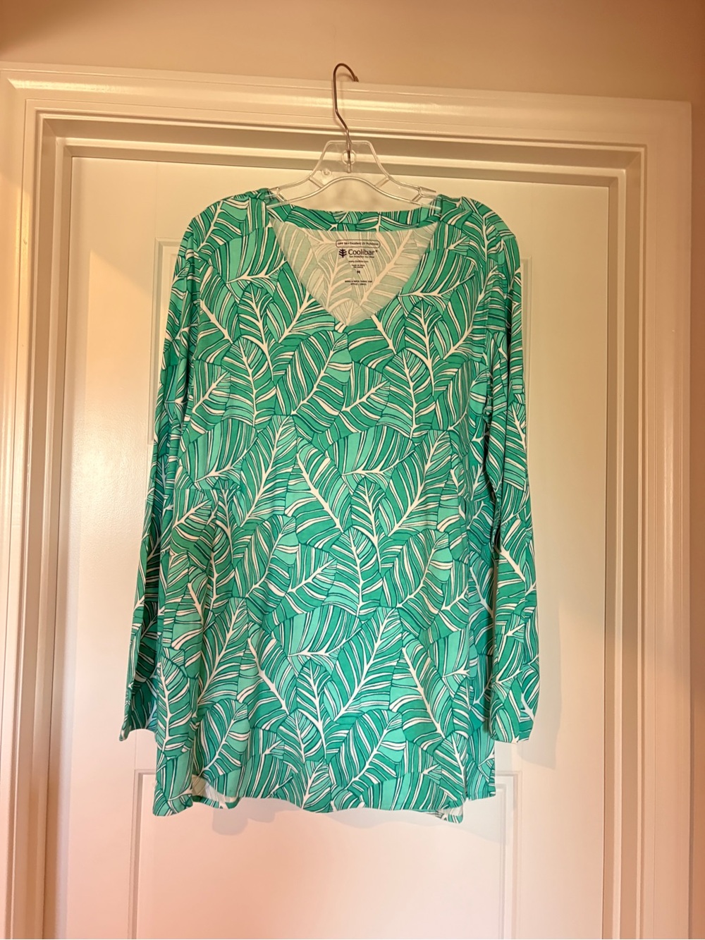 NWOT Coolibar Women's Green Leaf Pattern V-Neck Long Sleeve Top